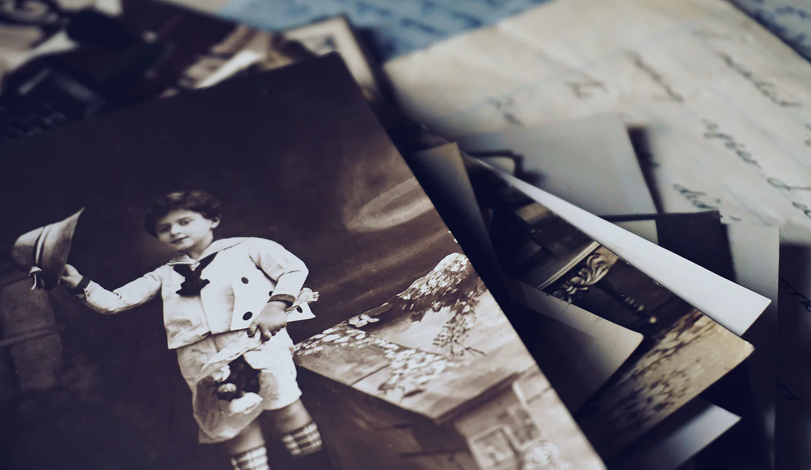 Stare rodzinne fotografie ułożone obok siebie