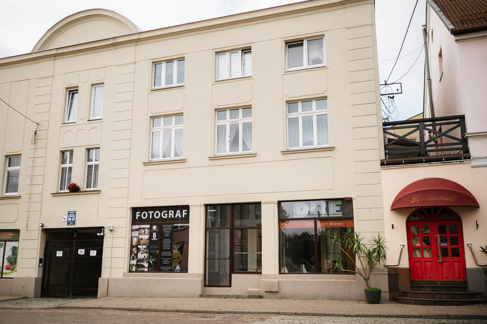 Budynek Fotograf Tczew B-Art.Studio z szyldem FOTOGRAF przy ulicy Wyszyńskiego 37 w Tczewie